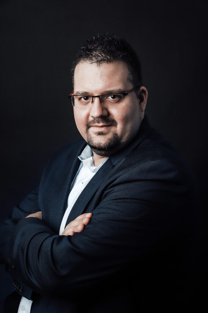 Porträt von Andreas Dahmen, Sachverständiger für Elektrotechnik. Mit entschlossenem Blick und professioneller Ausstrahlung steht er für Fachkompetenz, unabhängige Gutachten und fundierte elektrotechnische Bewertungen.